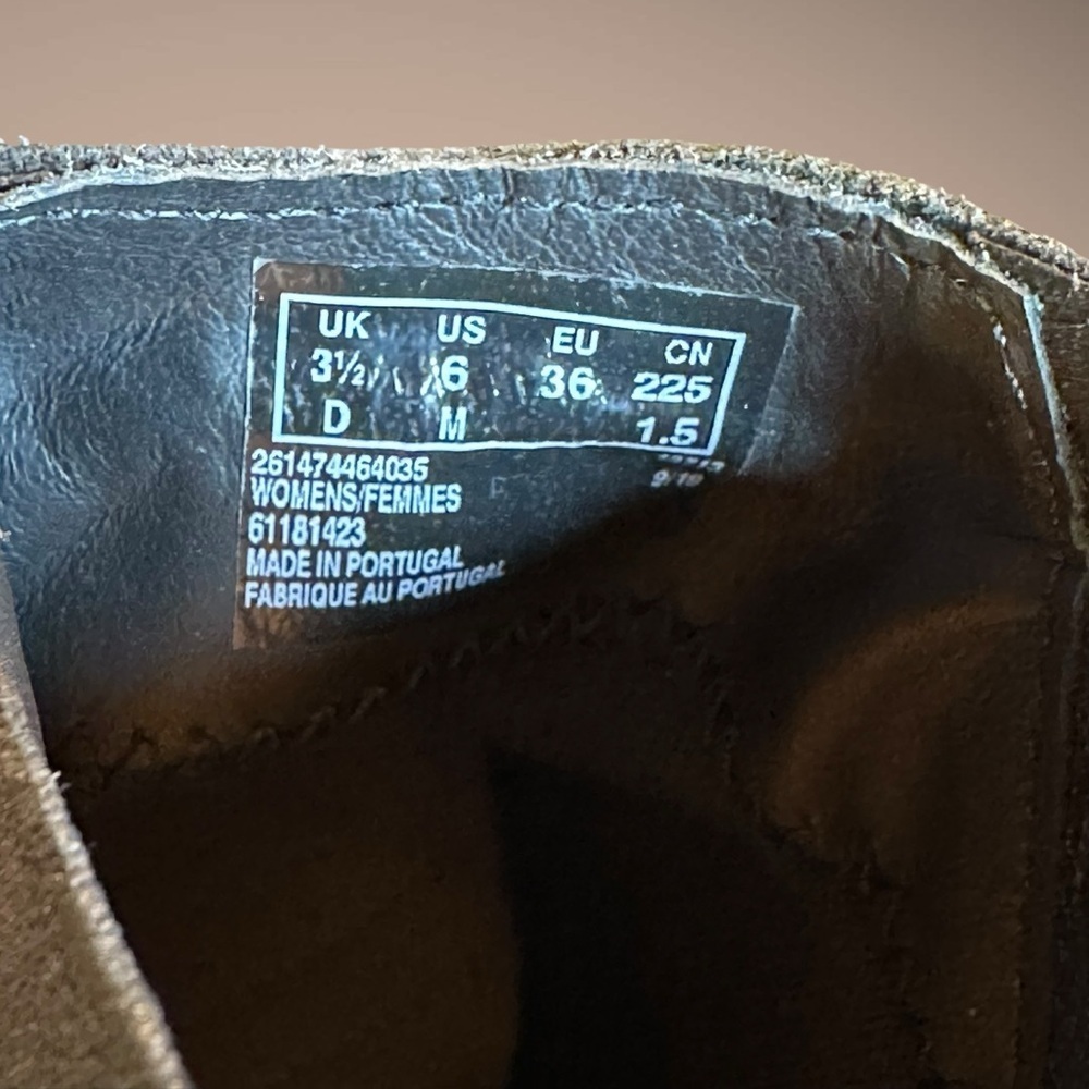 NWOT Clarks ‘Demi Beat’ Genuine Suede Pull-On Chelsea Boots in Black Snakeskin 6 - Picture 9 of 14